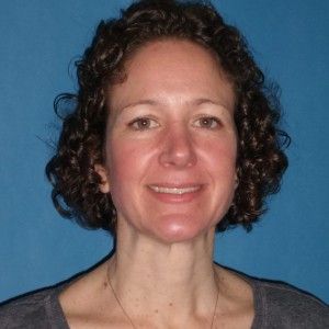 Die langbeinige Sekretärin Heather Harris spreizt die Beine auf dem Schreibtisch des Chefs Die langbeinige Sekretärin Heather Harris spreizt die Beine auf dem Schreibtisch des Chefs