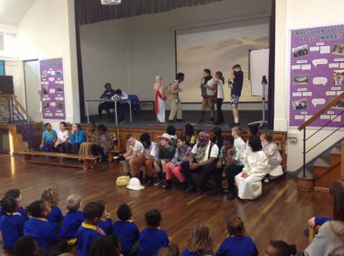 "Is that a camel?" Children give information about the conditions in the dusty Sahara desert. 